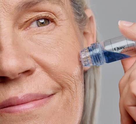 Woman in her 40s using the Qure Micro-Infusion device